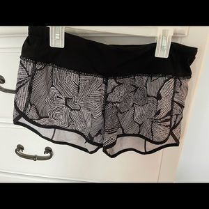 Lululemon size 4 pattern shorts